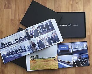  Samsung + Visuar: diseño de invitación, totems, credenciales y fotolibro con fotos del evento.