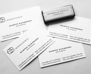  Escribanía Sambrizzi: diseño de tarjetas con aplicación de cuño.