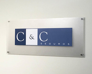  C&C Seguros: diseño de isologotipo, papelería, e-flyers, cartel institucional, tarjetas de Navidad y web.