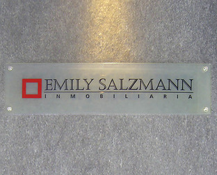  Emily Salzmann, inmobiliaria: diseño de papelería, folletos para comercializar distintas propiedades, avisos para el diario, carteles y newsletter.