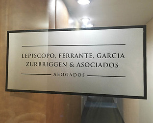  Diseño de viinilo esmerilado para estudio de abogados.