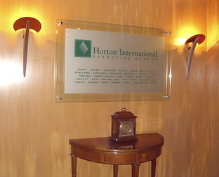  Horton International, Executive Search: diseño de papelería y carteles institucionales.