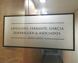  Diseño de viinilo esmerilado para estudio de abogados.