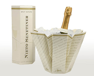  Nieto Senetiner, Champaña Brut Nature: diseño de frapera y caja contenedora hexagonal.